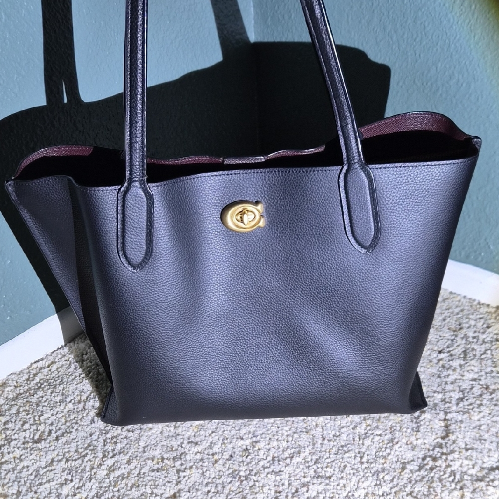Elegant Coach Black Leather Tote Bag